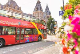 Amsterdamas guis iš miesto centro turistinius autobusus
