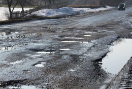 Pajamas už automobilių taršą siūloma nukreipti į kelių tvarkymą