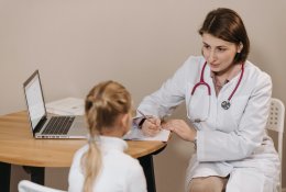 Nors reikalavimas negalioja jau ketverius metus, ugdymo įstaigos vis dar prašo pažymų dėl praleistų pamokų