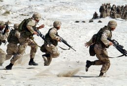 Britai per ateinančius dvejus metus gynybai papildomai skirs 5 mlrd. svarų