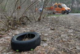 Keliuose daugėja neatsakingai išmetamų padangų