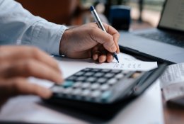 5 galimybės susitvarkyti finansus, kad nebaigtumėte metų tuščiomis kišenėmis