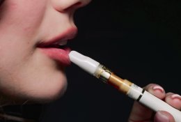 Daugėja moksleivių, rūkančių elektronines cigaretes: SAM siūlo pagalbos liniją ir mobiliąją programėlę