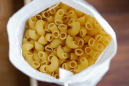 Kelis metus į Lietuvą tonomis gabenta suklastoto galiojimo maisto produktų: kai kurie jų – ir 8 metų senumo