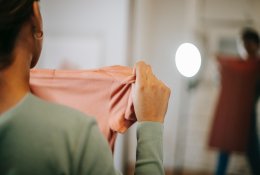 Kviečia susimąstyti: ar jums vasarą tikrai reikia dar vienos naujos suknelės