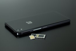 SIM kortelės bėgant laikui pasikeitė neatpažįstamai: kaip atrodė pirmoji ir kodėl įprastinių gali nebelikti visai?