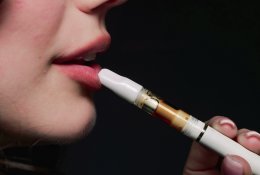 Kritikuoja pasiūlymą elektronines cigaretes pardavinėti vaistinėse: tai bandymas opias problemas spręsti eksperimentuojant