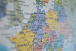 Pramonės nuosmukį išgyvenančią Europos ekonomiką ištraukė paslaugų sektorius