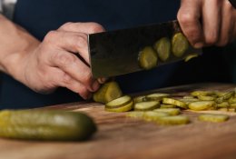 Dietologė atsakė į amžinai kamuojantį klausimą: kas geriau – rauginti ar marinuoti agurkai?