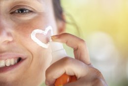 Ar tikrai geriau rinktis kremą su didžiausiu SPF? 4 mitai apie apsauginius kremus nuo saulės