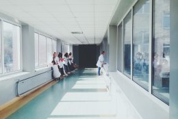 Sunerimus dėl didelio medikų trūkumo Šiauliuose, ligoninės vadovas tikina – situacija nėra kritinė