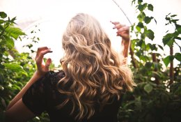 Natūralios garbanos – karščiausia šukuosenų tendencija. Kaip jas tinkamai prižiūrėti?