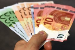 Ekonomika lėtėja – atlyginimai auga? Ekspertai turi paaiškinimą