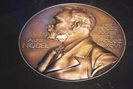 Nobelio medicinos premija skirta K. Kariko ir D. Weissmanui už tyrimus mRNA technologijų srityje