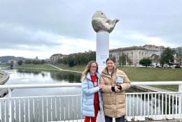 Vilniuje ant Baltojo tilto pristatyta menininkės Agnės Kišonaitės skulptūra „Norus pildanti žuvelė“