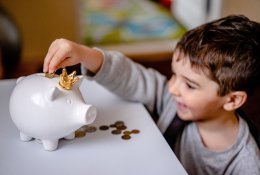 Specialistai pataria, kada ir kaip vaiką pradėti mokyti finansinio raštingumo
