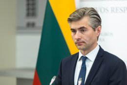 K. Budrys apie įstrigusį politinį sprendimą dėl ribojimų baltarusiams ir rusams suvienodinimo: Lietuva de facto tai jau daro