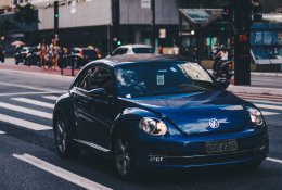 „Volkswagen“ sustabdė elektromobilių gamybą: pritrūko variklių
