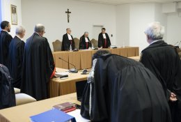 Vatikano teismas istorinėje vyloje nuteisė įtakingą kardinolą