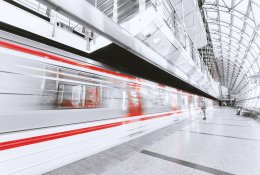 Keleivių smagumui Londono traukiniuose bus įrengti kartoniniai vairai
