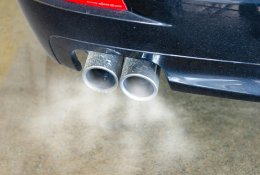 Už taršius automobilius vairuotojai kol kas baudžiami nebus