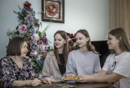 Moksleivių bičiulystė su senjorais: praskaidrinta vienatvė ir gyvenimo pamokos