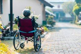 Siūloma leisti savivaldybėms finansuoti socialinę globą asmenims su sunkia negalia