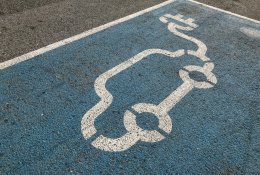 Elektromobilių bumas pasiekė viršūnę – ekspertas atskleidė mažėjančio susidomėjimo priežastis