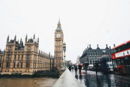 Prieš britų parlamento rinkimus dešinieji populistai apklausoje pirmą kartą aplenkė valdančiuosius torius