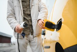 Buitinis elektros lizdas ar stotelė: kuris elektromobilio įkrovimo būdas taupo daugiausia laiko ir pinigų