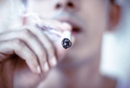 Daugumos rūkančiųjų priklausomybė prasideda nuo klasikinių cigarečių