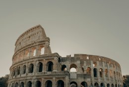 „Airbnb“ planuoja surengti pramogines gladiatorių kovas Romos Koliziejuje