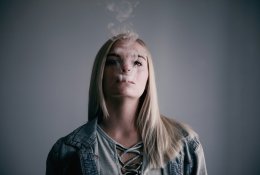 Jauniems elektroninių cigarečių garintojams – baudos ir prevencinės programos