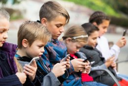 Mobilieji mokyklose: drausti, o gal ugdyti naudojimo kultūrą?