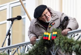 Seimo pirmininkas skeptiškai vertina siūlymą panaikinti V. Landsbergiui suteiktą valstybės vadovo statusą