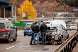 Parlamentas svarstys, kaip sumažinti dėl autoįvykių miestuose susidarančias spūstis
