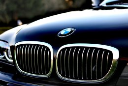 Smūgis BMW: 2024 m. pelnas smuko net 37 proc.