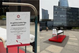 Vilniuje prie miesto savivaldybės pastatyta pusiau perpjauta ligoninės lova: sergantiems vaikams pusės gydymo neužtenka
