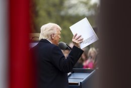 Atstovų Rūmai priėmė D. Trumpo mokesčių mažinimo įstatymą