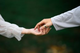 Kodėl draugystės ir skolos retai dera? Kai pinigai sugadina santykius