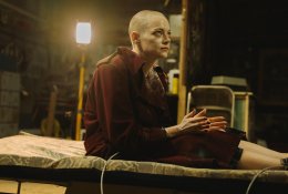 Naujasis Y. Lanthimoso filmas „Bugonija“ – šių laikų beprotybės satyra su Emma Stone