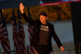 Muskui patvirtintas įspūdingas atlyginimas „Tesla“ – 1 trilijonas dolerių
