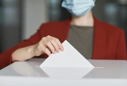 Kelią skinasi Konstitucijos pataisa, leisianti rinkimuose balsuoti paaugliams