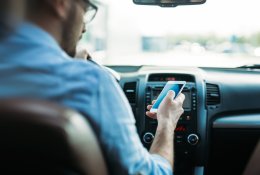 Daugiau nei pusė lietuvių vairuodami vis dar griebiasi telefono: kas slypi už šio pavojingo įpročio