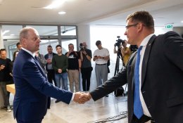 Opozicija toliau boikotuos Seimo posėdžius: bręsta nepasitikėjimo procedūra Olekui