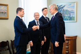 Nausėdos reitingai toliau krenta: jį vejasi Žemaitaitis
