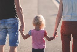 Nuo kandžiojimosi iki vengimo apsirengti: ką tėvams būtina žinoti apie vaikų sensorinius iššūkius
