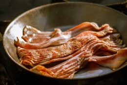 ES uždraus augalinės kilmės „bekoną“, bet vegetariškų „mėsainių“ bus pasigailėta