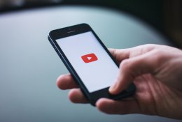 Istorinis teismo sprendimas: „Meta“ ir „YouTube“ atsakingos už keliamą priklausomybę vartotojams