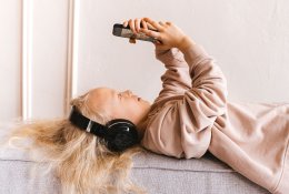 Tėvai dažnai to nepastebi: telefonas vaikui gali tapti vieta, kur matuojama jo vertė